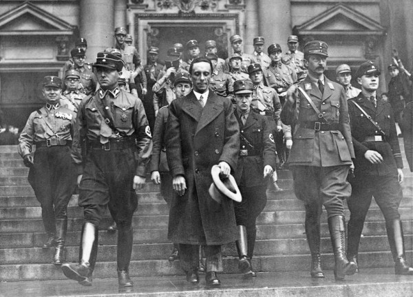 Vrh nacističke partije izlazi iz berlinske katedrale, gde je 20. aprila 1933. održana služba povodom Hitlerovog rođendana. U sredini Jozef Gebels u civilu, desno grupenfirer SA i princ August Vilhelm od Pruske, a levo grupenfirer SA Karl Ernst