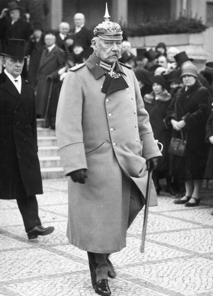 Rajhspredsednik Hindenburg 1930. u uniformi carske armije sa špicastim šlemom.