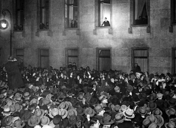 30. januara 1933. Hitler kao premijer izlazi na prozor rajhskancelarije