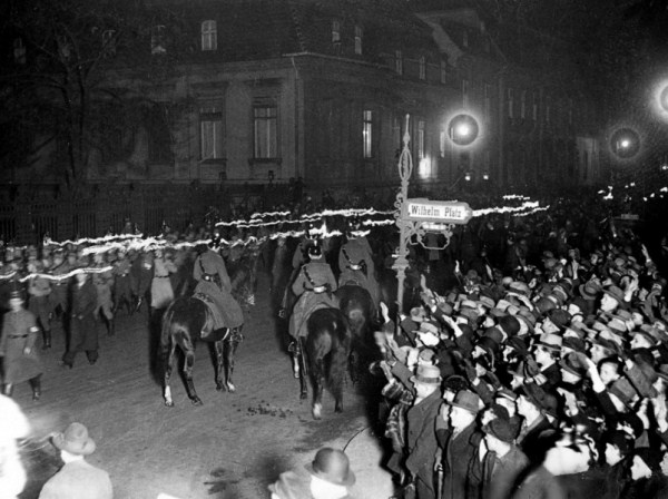 Nacionalsocijalisti sa upaljenim bakljama slave preuzimanje vlasti, Vilhelmov trg