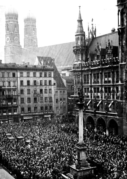 Masa na Marien trgu u Minhenu 9. marta 1933, podizanje zastave