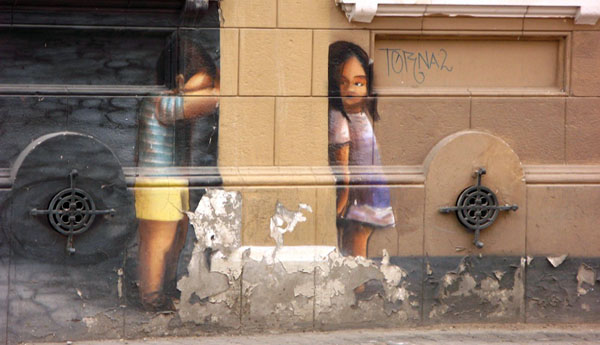 mural na zidu, deca se igraju žmurke