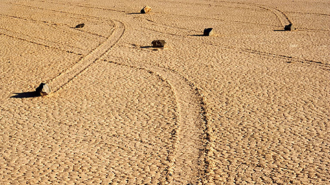Sailing Stones of Death Valley_thumb
