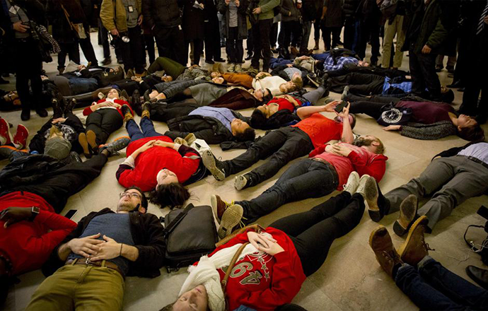 'Die-in' protest, Njujork, decembar 2014, foto: Brendan McDermid/Reuters http://goo.gl/mpYMQe