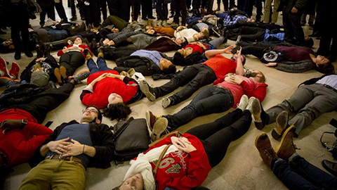 Die-in-protest,-Njujork,-decembar-2014,-foto-Brendan-McDermid,-Reuters_thumb