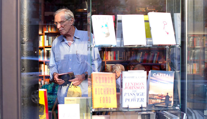 Pesnik Mark Strand ispred knjižare 192 Books na Menhetnu 11. jula 2012, Splash News/Corbis