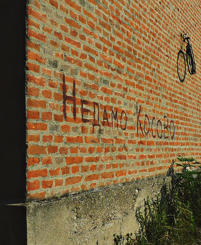 natpis na zidu: Nedamo Kosovo (ćirilicom i negacija spojena sa glagolom)