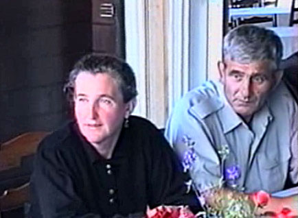 Razgovor u Bratuncu. Ćamila Purković i Ibro Nuhanović. 12. juli 1995. Snimak sa TV.