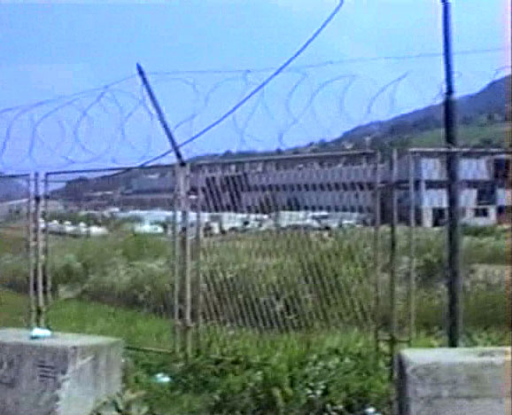 Sjedište holandskog bataljona u Potočarima. 20. juli 1995. Snimak sa TV.