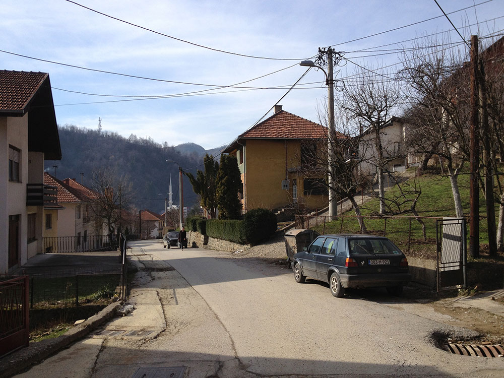 Ulica u Srebrenici. Kuća u kojoj su stanovali Nuhanovići, prva sa desne strane. Snimak iz 2012. Snimio B. Kontić