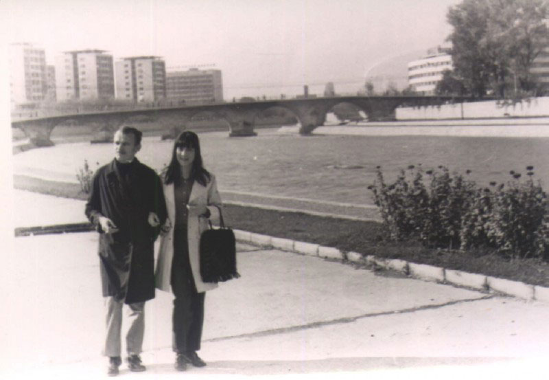 Miša i Marija u Skoplju na obali Vardara
