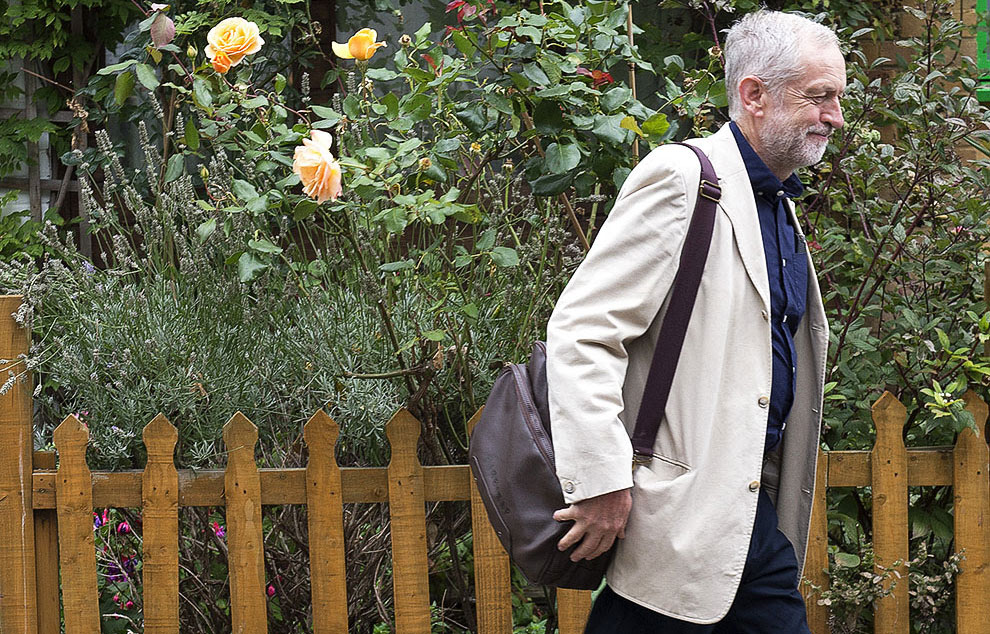 Jeremy Corbyn ispred svoje kuće u severnom Londonu, foto: Anthony Devlin/PA Wire