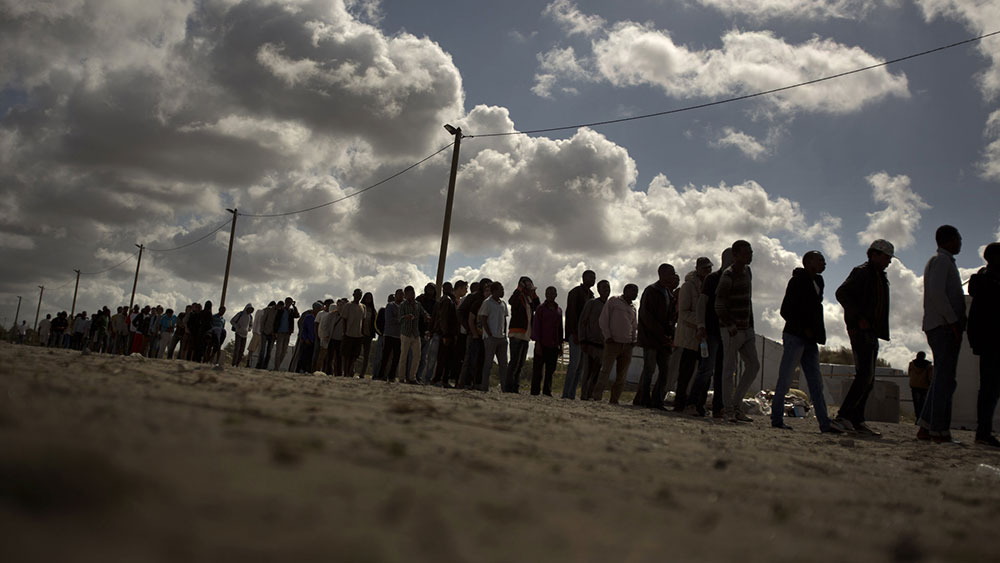 Migranti čekaju u redu za hranu, Kale, Francuska, foto: Emilio Morenatti/AP