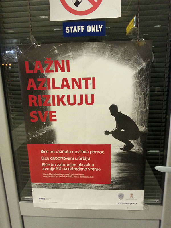 Plakat na beogradskom aerodromu, foto: Bojan Gavrilović