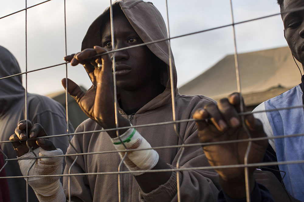 Afrički migranti u Melilji, španskoj enklavi u Maroku, foto: AP/Santi Palacios