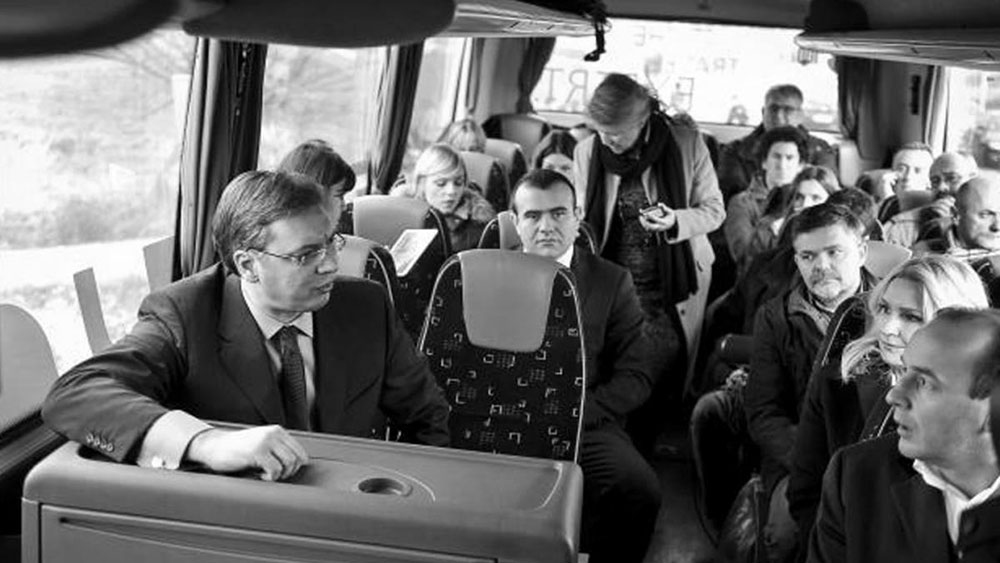 Za otvaranje i obilazak puta Aranđelovac-Krćevac, vlada Srbije je iznajmila autobus.