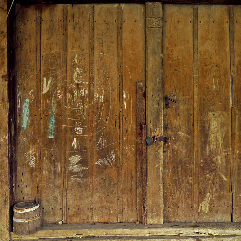 Drvena vrata na kojima je nacrtana meta