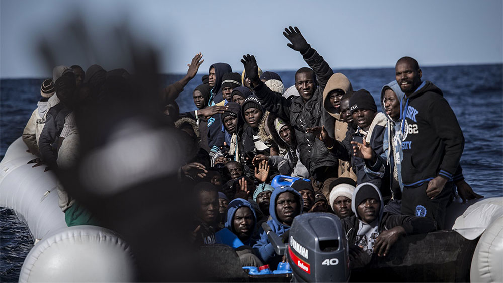 Migranti spaseni nedaleko od obale Libije, januar 2017, foto: Olmo Calvo/AP