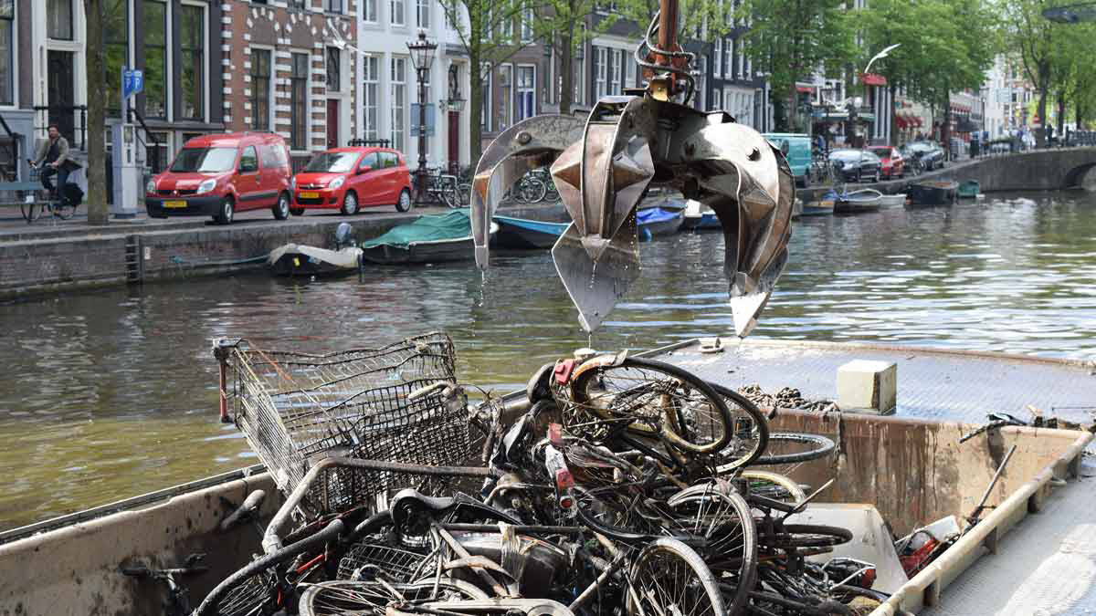 Vađenje bicikala iz kanala u Amsterdamu, foto: Pien Huang