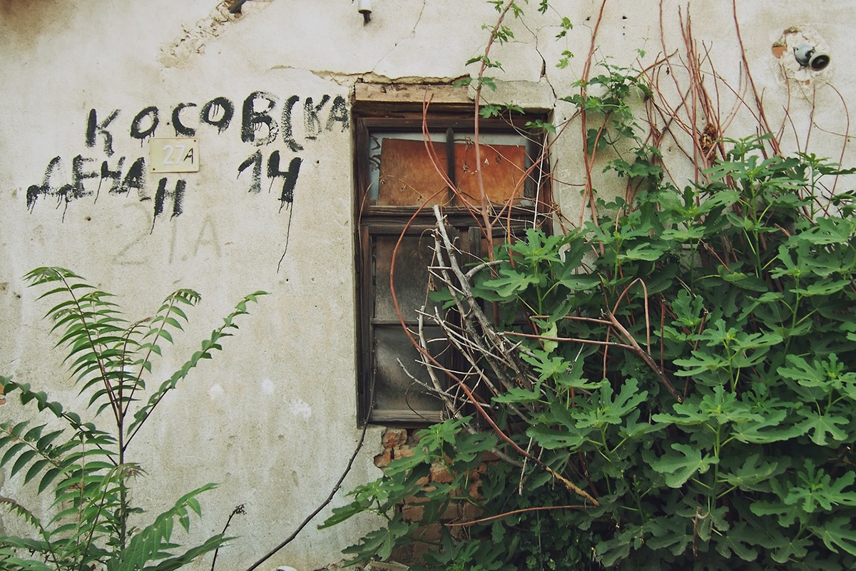 zid napuštene kuće na kome piše Kosovska 14