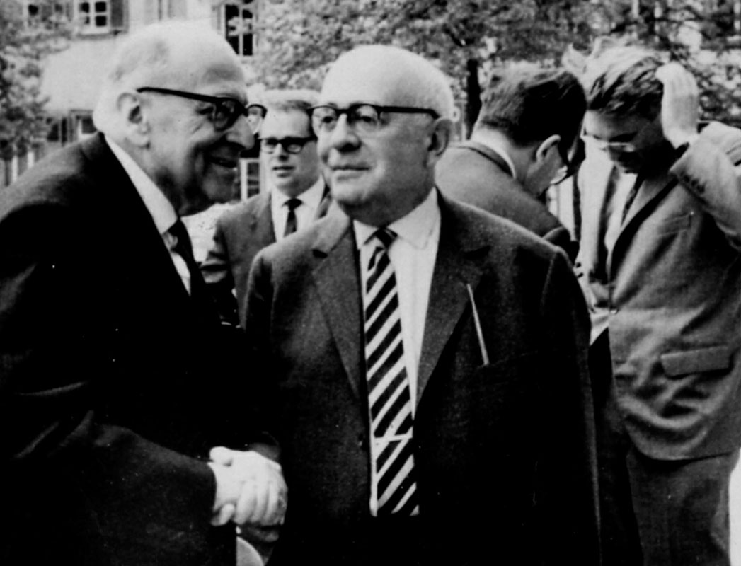 Max Horkheimer i Theodor Adorno (napred) i Jürgen Habermas (skroz desno), Heidelberg, april 1964, foto: Jeremy J. Shapiro