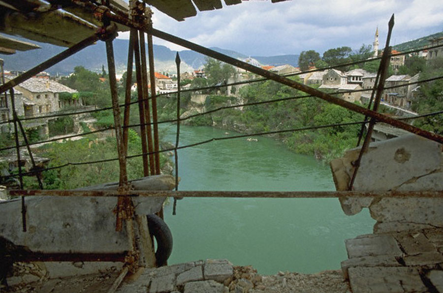Pogled sa oštećenog mosta, Mostar 1992.
