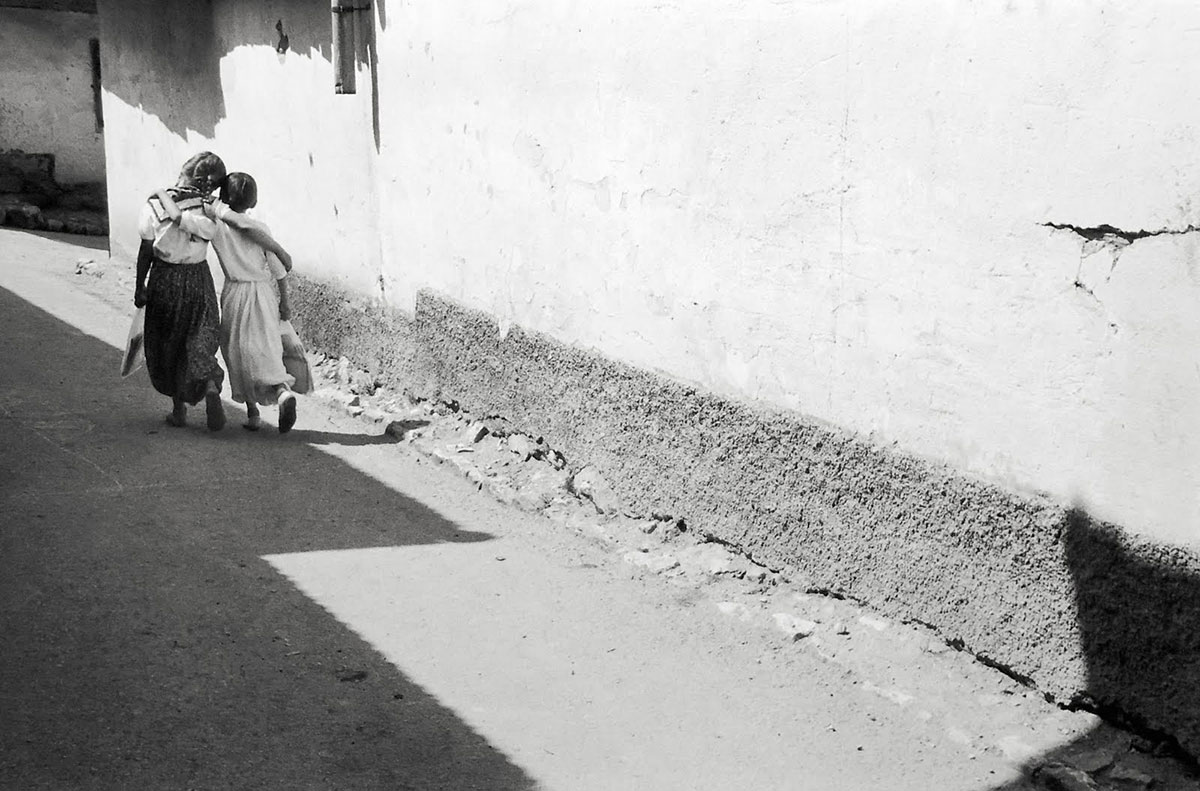 Dve devojčice zagrljene idu ulicom, Sarajevo 1965.