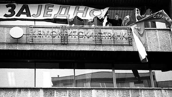 Na balkonu DS-a 24.12.1996, za vreme Šetnji, na dan Miloševićevog kontra-mitinga, foto: Goranka Matić