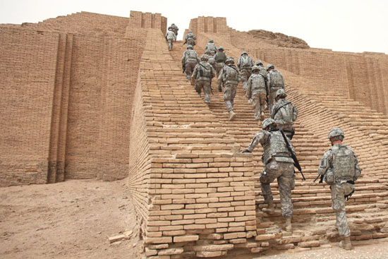 Američki vojnici se penju na zigurat u Uru, Irak, maj 2010.