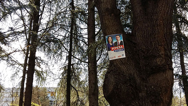 izborni plakat DSS-a i Dveri na drvetu sa sloganom Sreća za Srbiju