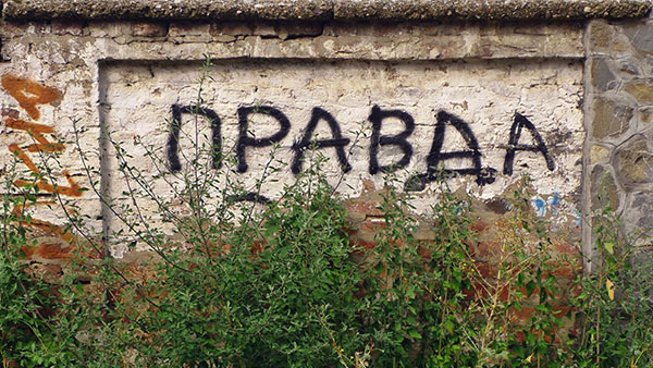 grafit Pravda na oronulom zidu