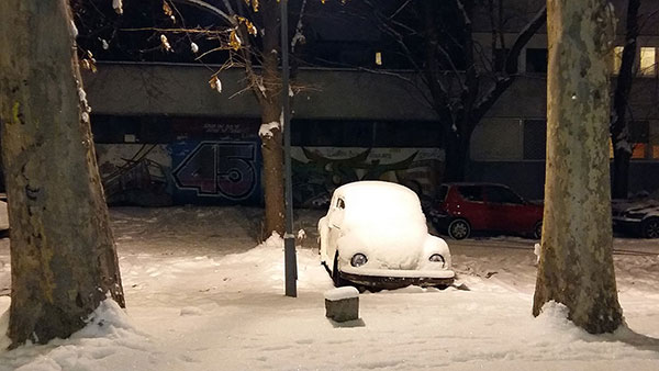 automobil prekriven snegom