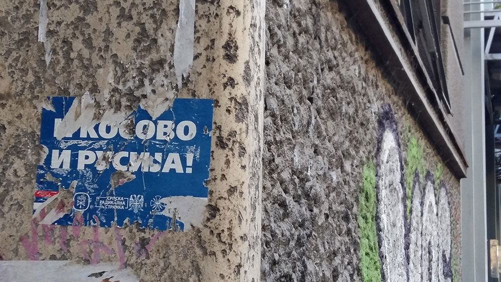 iscepan plakat Srpske radikalne stranke sa natpisom I Kosovo i Srbija