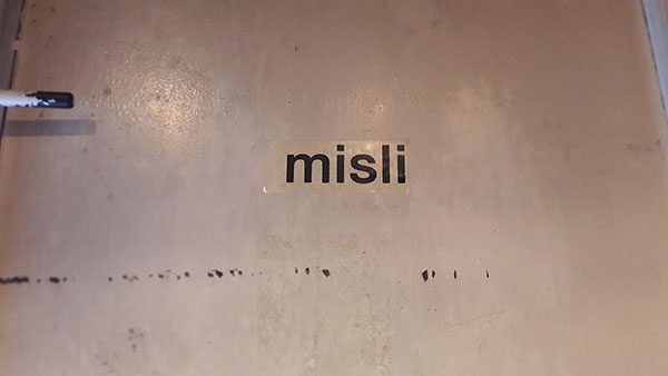 Nalepnica Misli na vratima CZKD-a