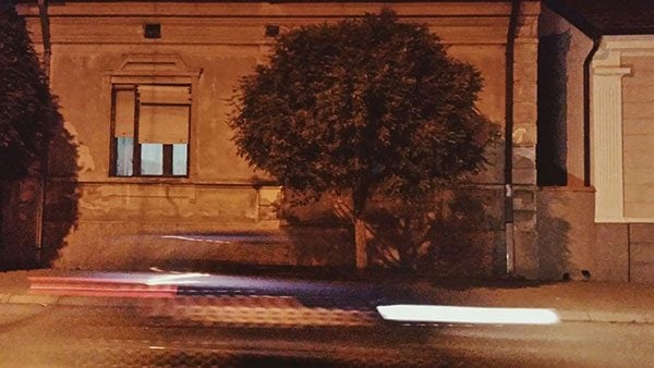 ulica noću, farovi kola