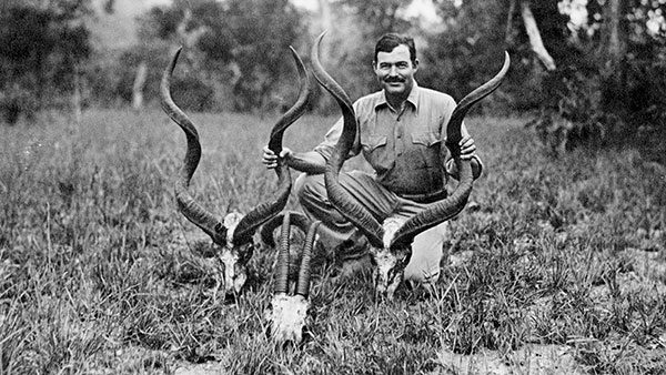 Hemingvej sa svojim ulovom na safariju