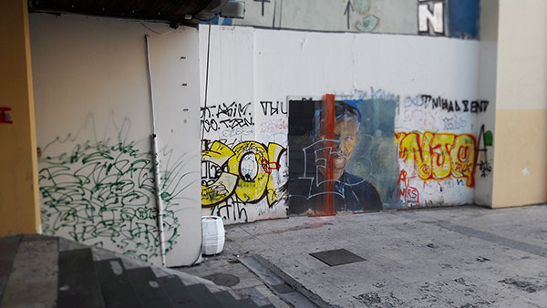 Oštećeni mural Đinđića kod Filozofskog fakulteta