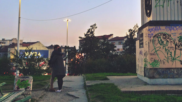 Poljubac kod spomenika nesvrstanima u Beogradu, foto: Predrag Trokicić
