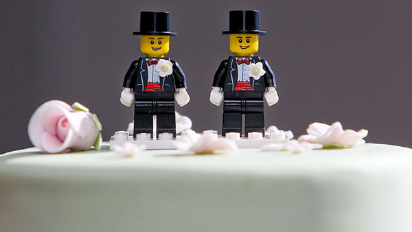 lego figurice mladoženja na svadbenoj torti