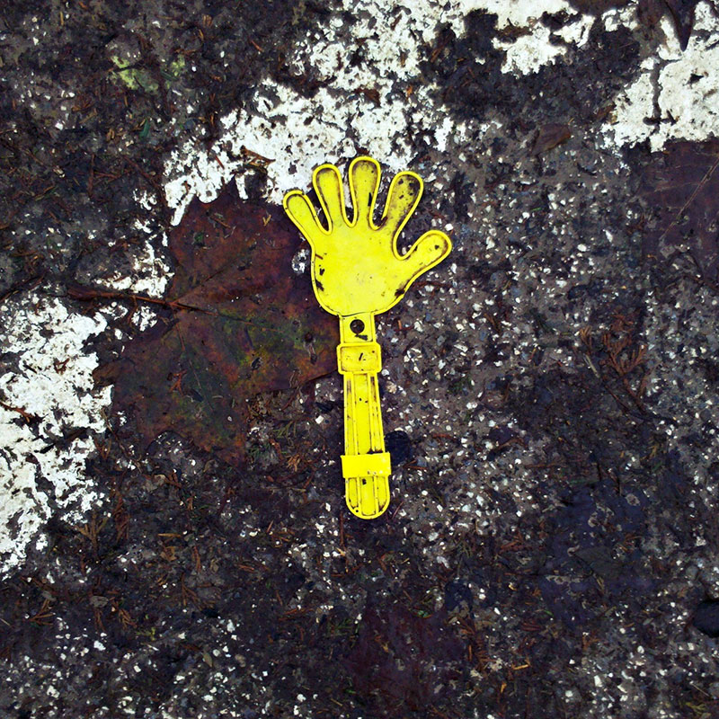žuta plastična šaka zaboravljena na ulici