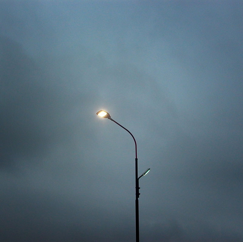 ulična svetiljka u magli