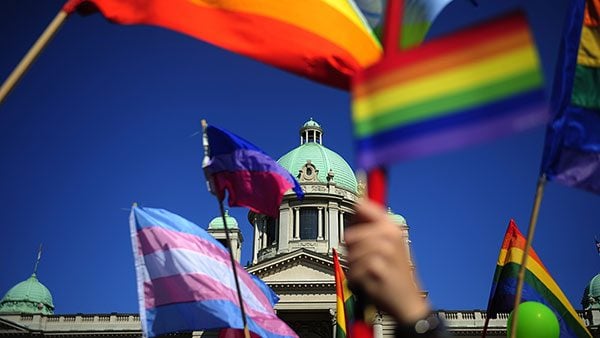 lgbt zastave vijore se ispred Skupštine Srbije