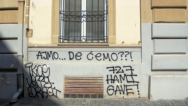 Grafit na zidu zgrade: Ajmo... De ćemo??!