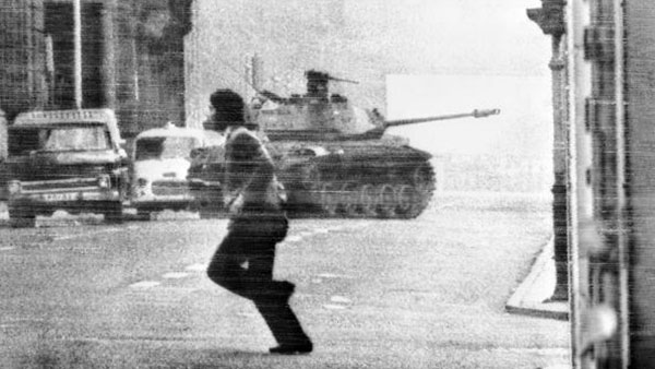 Tenk na putu ka predsedničkoj palati, Santjago, Čile, 30. juni 1973.