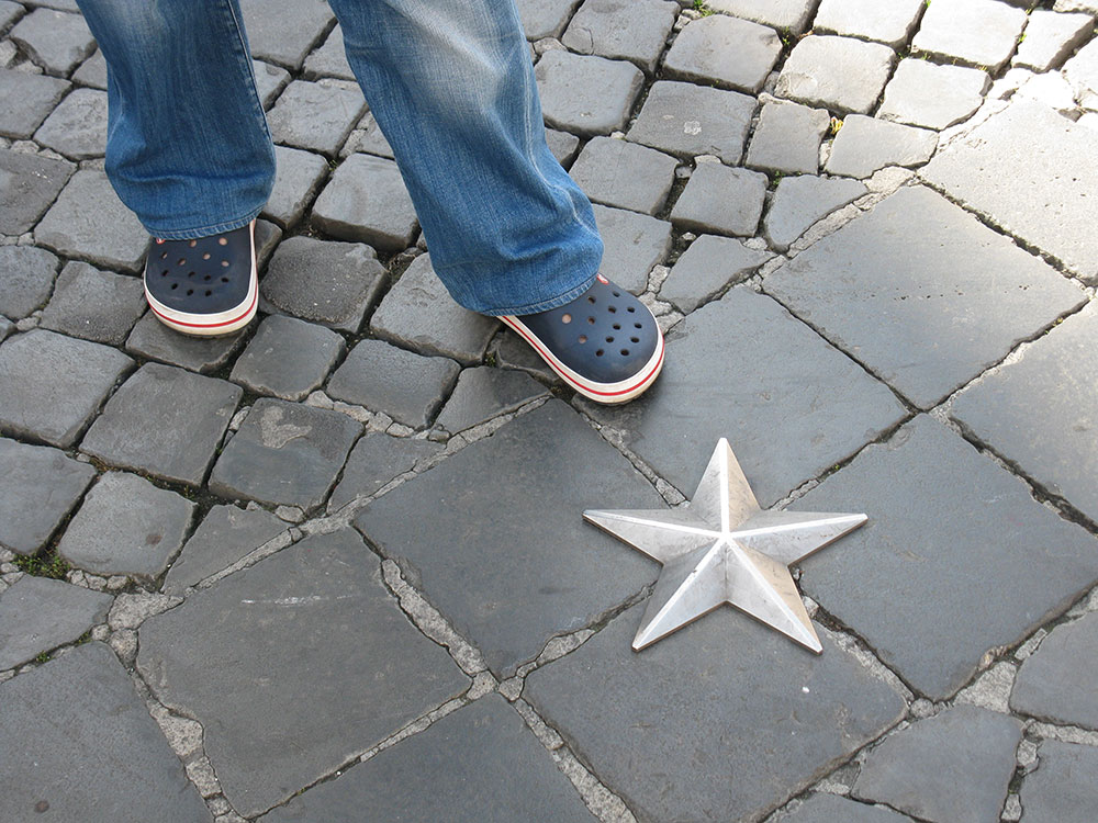 metalna zvezda na ulici u Rimu