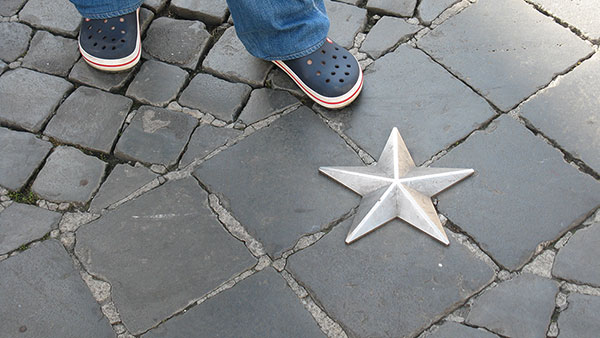 metalna zvezda na ulici u Rimu