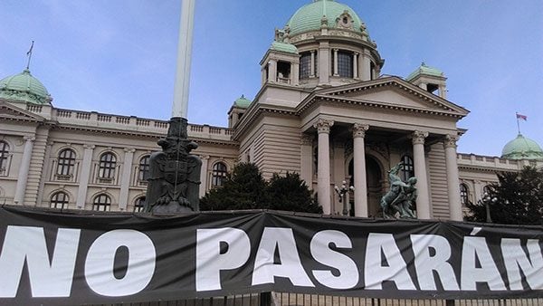 natpis No Pasaran ispred Skupštine Srbije
