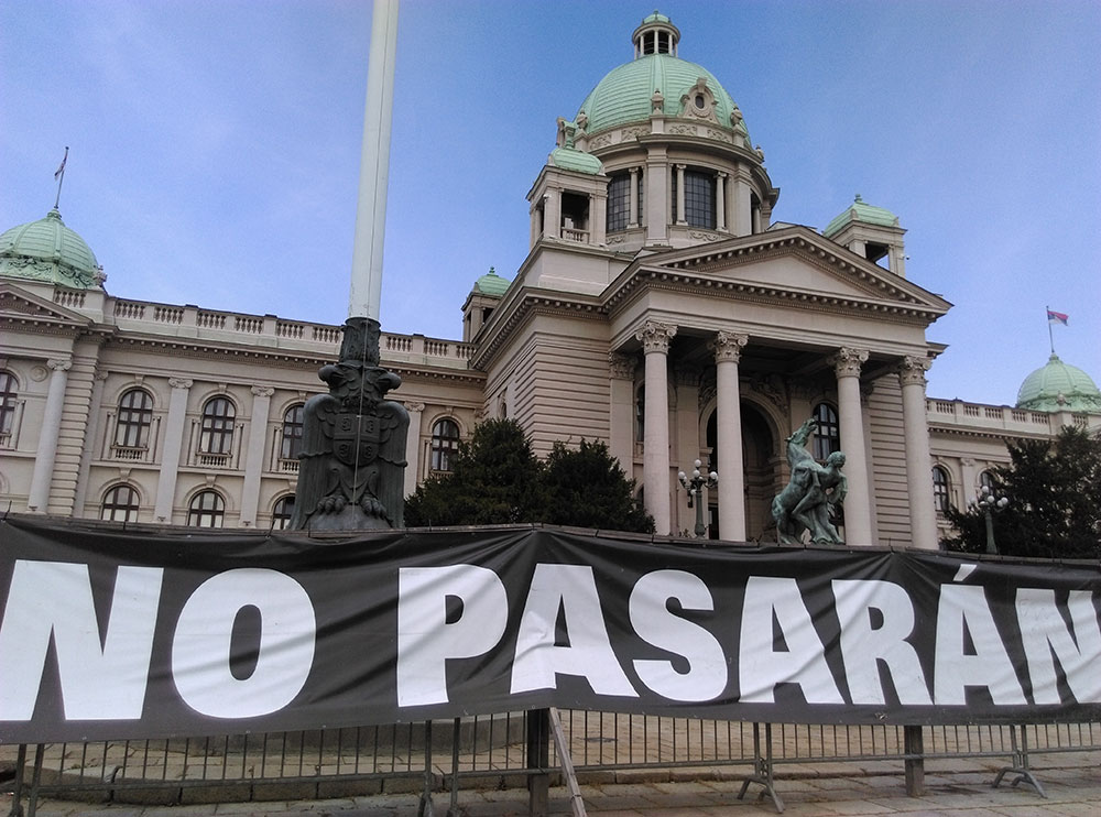 natpis No Pasaran ispred Skupštine Srbije