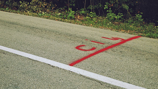 crvena linija cilja nacrtana na asfaltu