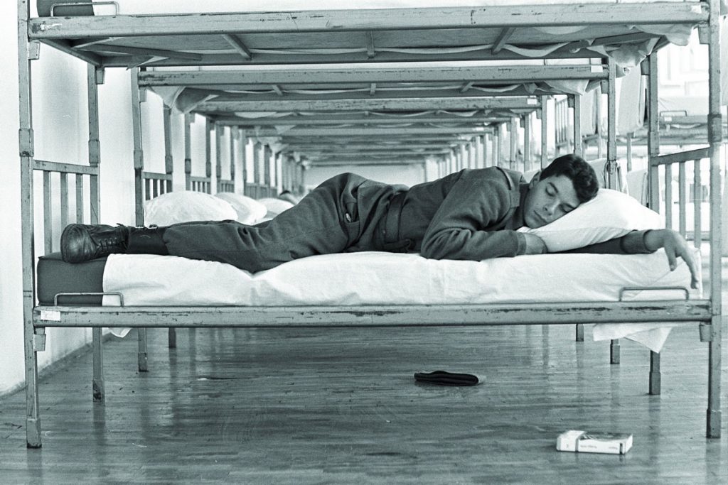Vojnik spava u vojničkoj spavaonici, Divulje, Split, JNA 1988.